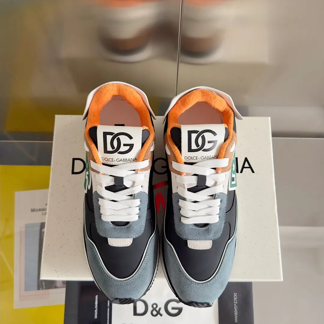 Factory P440💰D&G's latest Cushion series casual sports shoes, dad shoes, running shoes, original purchase and development, production, handmade, but always looking to the future. The new Cushion sneakers feature a two-tone suede upper accented by a mesh contrasting printed DG cross logo on the side. The lightweight, grippy rubber outsole adopts an innovative design to provide excellent performance, and the jacquard label adds timeless style. Exquisite packaging at the delivery counter🛍📦 ▪️ Fabric: Original custom-made first-layer cowhide ▪️ Lining: Original custom-made breathable towel lining ▪️ Sole: Original open-molded rubber material ▪️ Bottom thickness: 3.5CM ▪️ Size: Men's 38-45